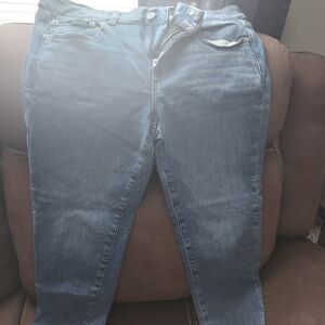 Woman's corp artist style capri